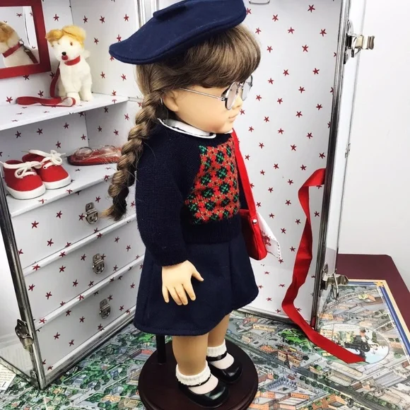 American Girl Pleasant Company Molly McIntire Doll - Picture 5 of 13